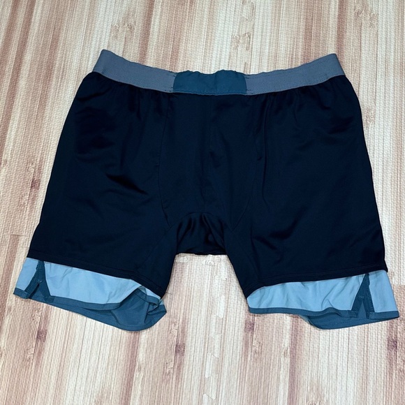 Vuori Men's Trail Shorts in Beryl Stripe [L4] - Picture 8 of 11
